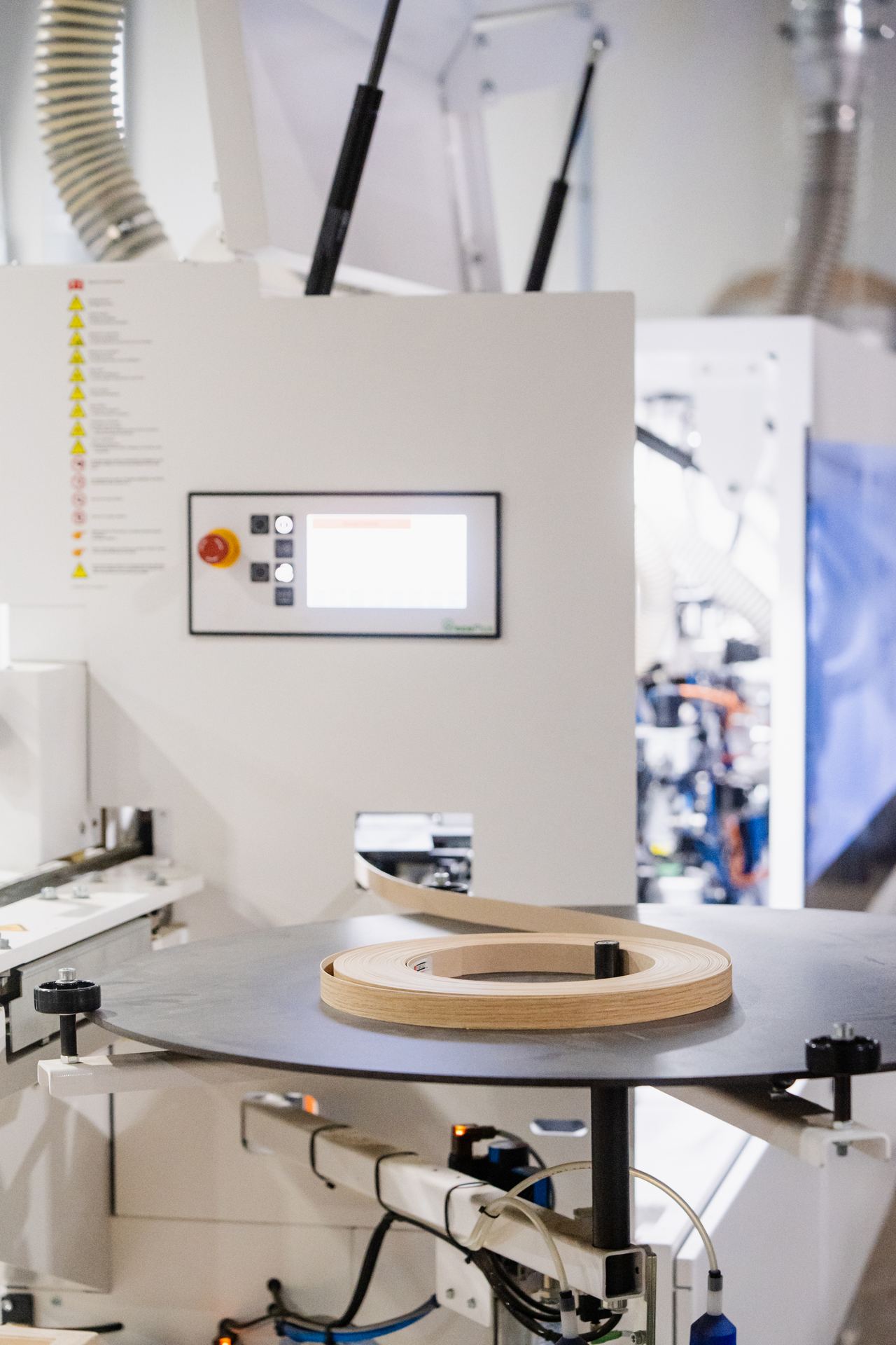 Banderoleuse orbitale pour la protection des meubles finis