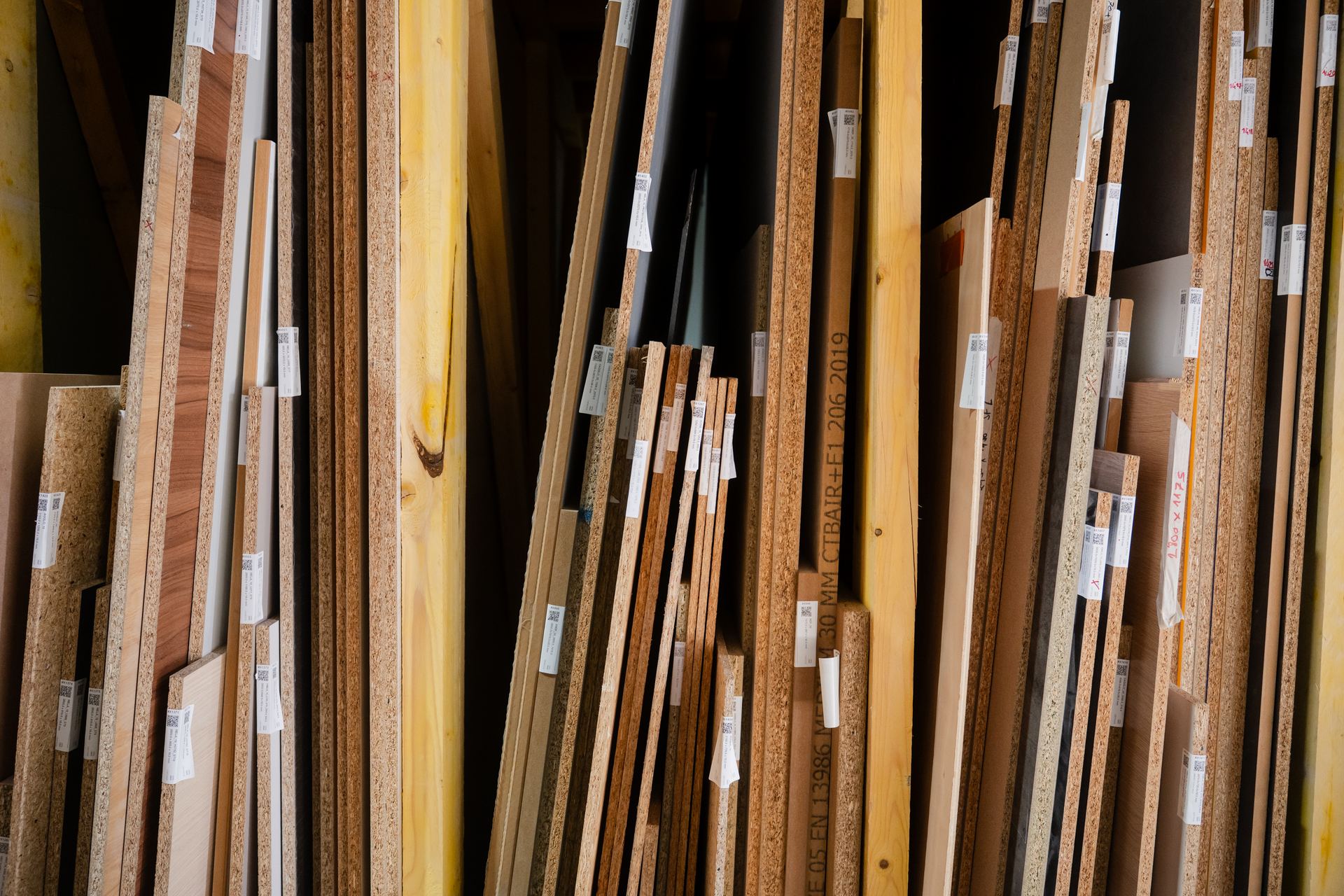 Stock de panneaux bois de l'atelier
